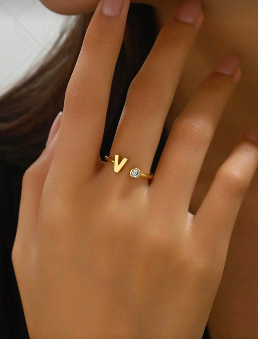 NOVA - Minimalistische Initiaal Ring met Zirkonia