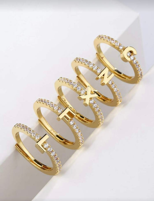 LIV – Initiaal Ring met Zirkonia (Goud & Zilver)